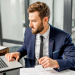 Carlos Eduardo Rosalba Padilha mostra como estruturar uma gestão orçamentária prática e eficaz.