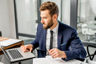 Carlos Eduardo Rosalba Padilha mostra como estruturar uma gestão orçamentária prática e eficaz.
