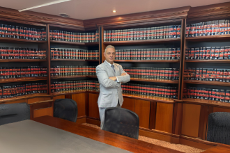 Leonardo Manzan explica os entraves legais e fiscais enfrentados por pequenos produtores ao buscar acesso à rede elétrica.