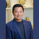 Milton Seigi Hayashi destaca que congressos médicos e a discussão de casos fortalecem a evolução da cirurgia plástica com atualização técnica e troca de experiências clínicas.