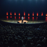 A noite belo-horizontina ganha vida com Gio Lisboa e Fora da Plateia em produção especial da Non Stop. (Créditos: Clara Lins)