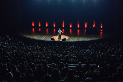 A noite belo-horizontina ganha vida com Gio Lisboa e Fora da Plateia em produção especial da Non Stop. (Créditos: Clara Lins)