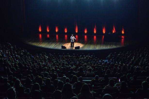 A noite belo-horizontina ganha vida com Gio Lisboa e Fora da Plateia em produção especial da Non Stop. (Créditos: Clara Lins)