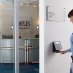 Mulher utiliza um scanner biométrico em um ambiente de atendimento moderno.