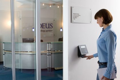 Mulher utiliza um scanner biométrico em um ambiente de atendimento moderno.