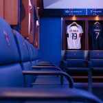 Camisas de futebol expostas em um vestiário profissional