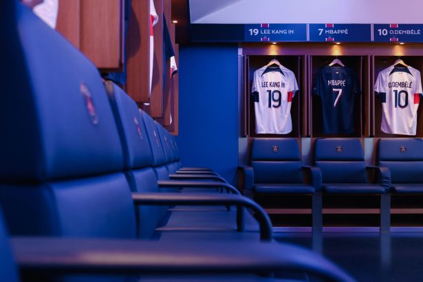 Camisas de futebol expostas em um vestiário profissional