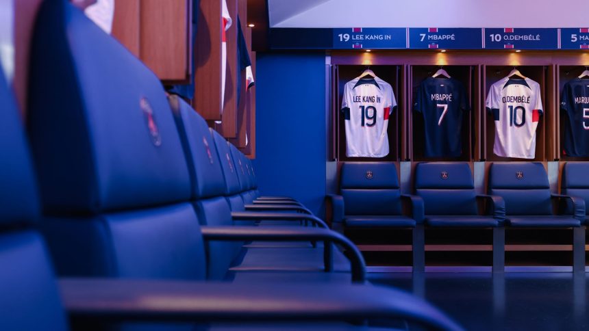 Camisas de futebol expostas em um vestiário profissional