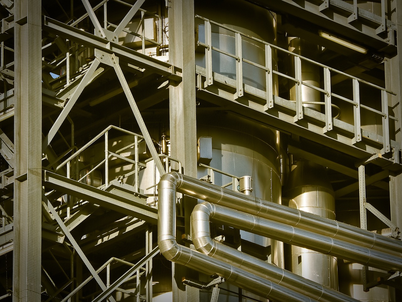 Vista de uma planta industrial com grandes estruturas metálicas e instalações de produção.