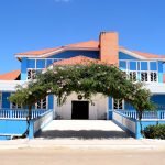 Edifício público de fachada azul em Santa Maria de Jetibá, no Espírito Santo, visto sob céu aberto.