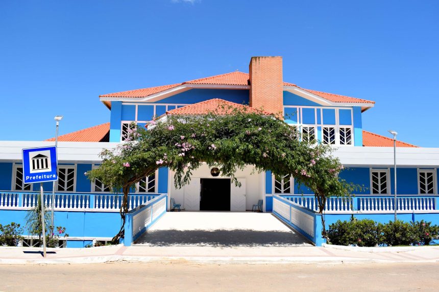Edifício público de fachada azul em Santa Maria de Jetibá, no Espírito Santo, visto sob céu aberto.