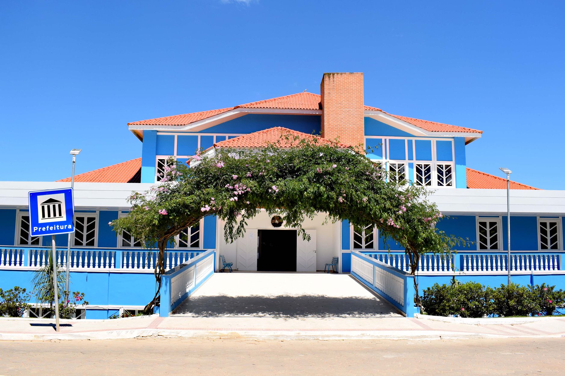 Edifício público de fachada azul em Santa Maria de Jetibá, no Espírito Santo, visto sob céu aberto.